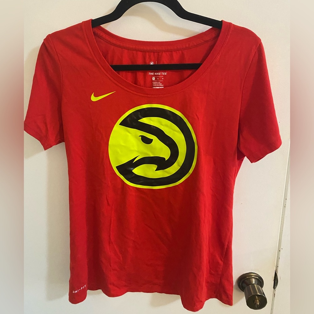 ATLANTA HAWKS ladies The Nike Tee NBA basketball dri-fit Medium Athletic Cut